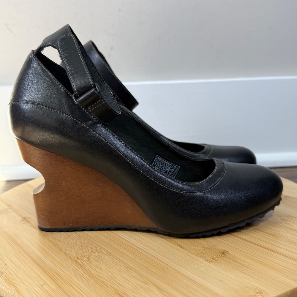 Tsubo Black Leather Mary Jane Wedges with Brown Wood-Look Wedge